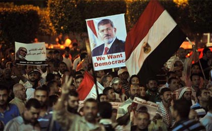 تظاهرات طرفداران محمد مرسی رئیس جمهور برکنار شده مصر به مقر سازمان اطلاعات جنگی ارتش مصر در قاهره رسید.