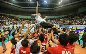 سرمربی تیم ملی والیبال، صعود به لیگ جهانی را به مردم به ویژه بانوان ایرانی تقدیم كرد و آن را یك پیروزی گروهی دانست.