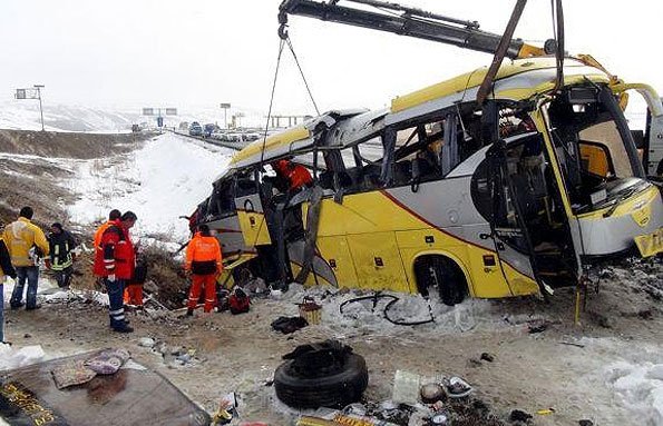 رئیس پلیس مرکز کنترل ترافیک راه‌های کشور، علت بروز حادثه واژگونی اتوبوس مسافربری در مسیر سوادکوه را، سرعت غیرمجاز و خواب آلودگی راننده اعلام کرد.