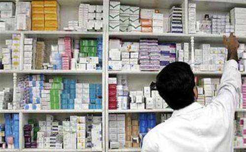 عضو هئیت مدیره نظام پزشکی تهران بزرگ، از ایجاد بازار سیاه خرید و فروش داروهای کمیاب و گرانقیمت در اطراف داروخانه های بزرگ دولتی در پایتخت خبر داد.