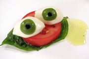 	وقتی درباره خوردنی هایی صحبت می كنیم كه برای سلامت چشم ها مفید هستند، «هویج» در راس فرصت این خوردنی ها قرار می گیرد، اما این منبع گیاهی غنی از ویتامین «A» تنها خوردنی مفید برای سلامت چشم ها نیست