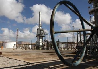 یک مقام مسئول با تشریح برنامه صادرات روزانه ۱۵۰ هزار بشکه نفت فوق سنگین ایران به اندونزی از توافق سه جانبه ایران، چین و اندونزی برای ساخت یک پالایشگاه نفت سنگین خبر داد.