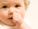 
مکیدن انگشت در دوره نوزادی یک رفتار عادتی است، چرا که نوزاد همواره در جست و جوی سینه مادر است و به همین منظور واکنش مکیدن را طی می‌کند.