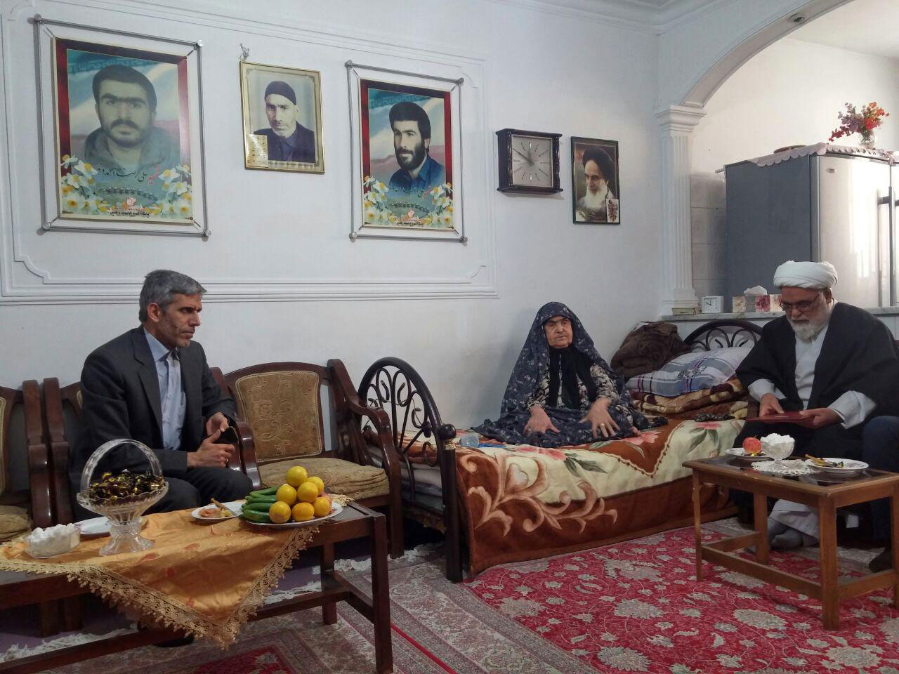 همزمان با سی و هشتمین دهه فجر انقلاب اسلامی، مدیر کل امنیتی و انتظامی با حضور در منزل دوشهید والامقام ، با خانواده این شهدا دیدار کرد.
