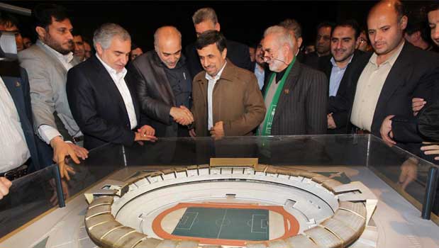 رئیس جمهور دیشب از ورزشگاه نیمه تمام نقش جهان و طرح قطار شهری (مترو) اصفهان بازدید کرد و از نزدیک در جریان ساخت و اجرای این طرح ها قرار گرفت.