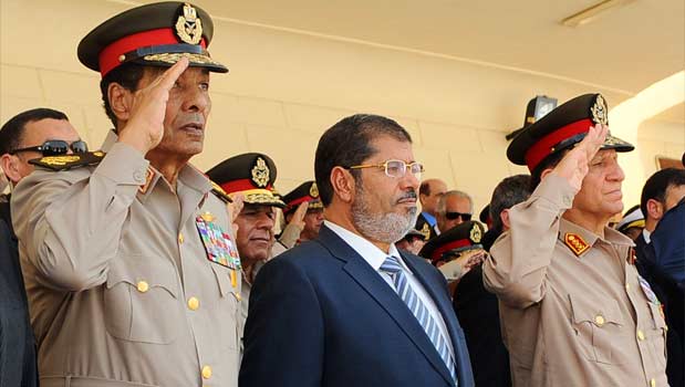 رئیس جمهور مصر ضمن لغو متمم قانون اساسی، وزیر دفاع و رئیس ستاد ارتش این کشور را بازنشسته کرد.