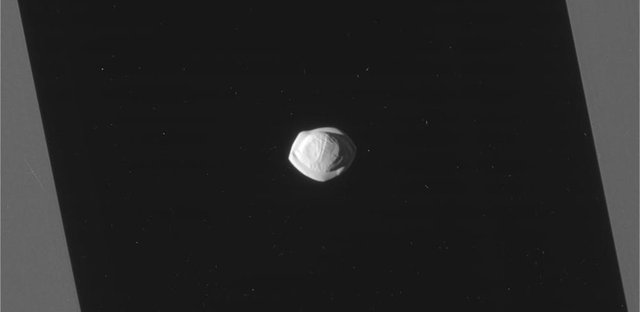 فضاپیمای کاسینی تصاویر جدید از یکی از قمرهای زحل به نام 