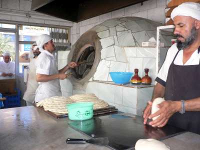 رئیس اتحادیه نانوایان کشور گفت: نانوایی ها برای بهسازی و ارتقای تجهیزات خود وام دریافت می کنند . 

