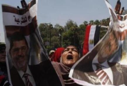 تظاهرکنندگان اقدام ارتش را به برکناری مرسی از ریاست جمهوری محکوم و تاکید کردند، همچنان مرسی را رئیس جمهوری قانونی و مشروع مصر می دانند.