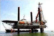 همزمان با کشف ذخایر جدید نفت در دریای خزر توسط سکوی نیمه شناور امیرکبیر، ایران با دستیابی به یک تکنولوژی جدید به انحصار چندین ساله شرکتهای آمریکایی در صنایع نفت و گاز جهان پایان داد. 
   
  
 
