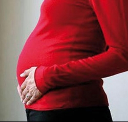 	کمبود وزن خیلی کمتر مشاهده می شود ولی اگر ماده غذایی در بدن مادر به اندازه کافی وجود نداشته باشد انرژی و مواد معدنی به جنین نمی رسد؛ بنابراین بهتر است در بارداری، خانمی وزنش پایین نباشد چون در این صورت اگر ذخایر قند مادر به اندازه کافی نباشد و به ج