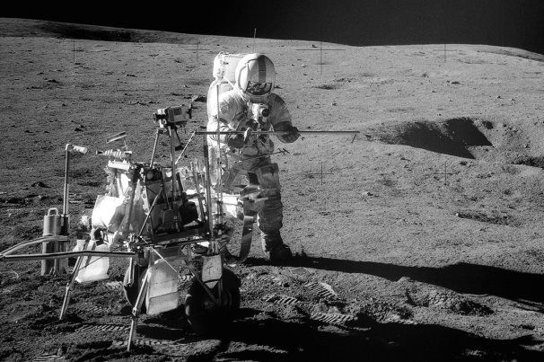 محققان با بررسی یک نمونه سنگ ماه متوجه شدند این صخره ۲ گرمی به زمین تعلق دارد که ۴.۱ میلیارد سال قبل در عمق ۲۰ کیلومتری سیاره خاکی تشکیل شده است.