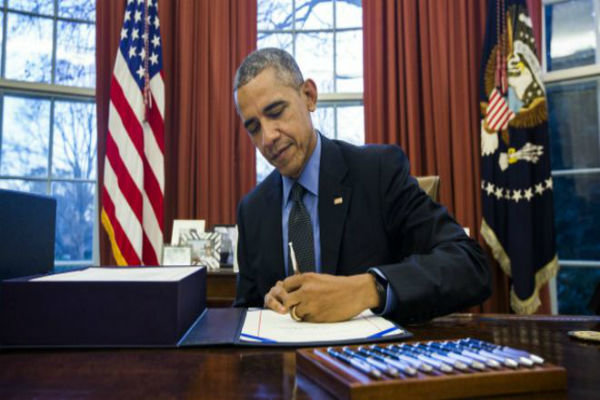 باراک اوباما رئیس جمهور آمریکا بعد از اعلام بیانیه مشترک وین فرمان رفع تحریم های اقتصادی علیه ایران را امضا کرد.
