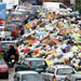 با وجود وعده های تکراری سلویو برلوسکنی نخست وزیر ایتالیا برای حل مشکل انباشته شدن زباله ها در شهر ناپولی، ساکنان این شهر همچنان در میان زباله ها زندگی می کنند. 
