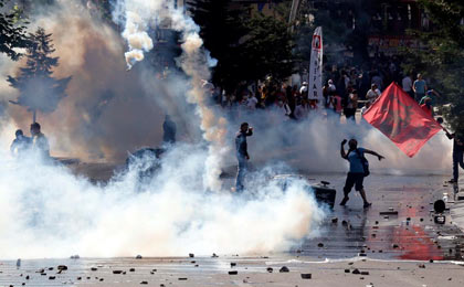 1392\03\25 - 3:05 PM  

 
  
 

پلیس ترکیه در پی تشدید ناارامیها امروز ده ها تظاهرکننده مخالف دولت را درخیابان های آنکارا دستگیر کرد 
 
