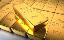 قیمت طلا از ابتدای امسال تاکنون پس از اینکه سرمایه‌گذاران اعتماد خود به این فلز گران‌بها به عنوان منبع امن سرمایه‌گذاری را از دست دادند و وضعیت اقتصادی آمریکا بهبود یافت و بازارهای بورس و ارزش دلار افزایش یافت، کاهش داشته است.