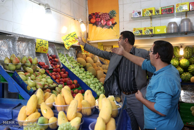 قیمت های خیره کننده میوه های تابستانه در تهران آنقدر سلیقه ای است که رئیس گشتهای مشترک تعزیرات حکومتی تهران می گوید بازار میوه تهران بی سر و سامان است.