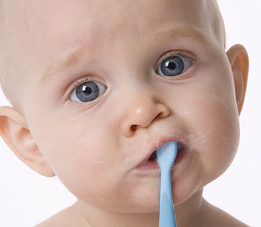 یکی از مهم ترین عوامل پوسیدگی دندان در کودکان اشتباهات والدین است. اگر فکر می‌کنید کودکان باید بلافاصله پس از غذا خوردن مسواک بزند و مصرف میوه برای سلامت دندان‌ها مفید است، خواندن این مطلب را از دست ندهید.