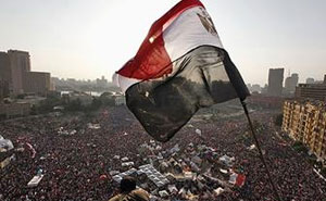بر اساس آخرین گزارش های دریافتی از مصر، تانک های ارتش این کشور تانک هایی را در خیابان ها مستقر کرده است. ارتش مصر در بیانیه ای قانون اساسی این کشور را به حال تعلیق در آورد و رئیس دادگاه قانون اساسی را جایگزین مرسی کرد.