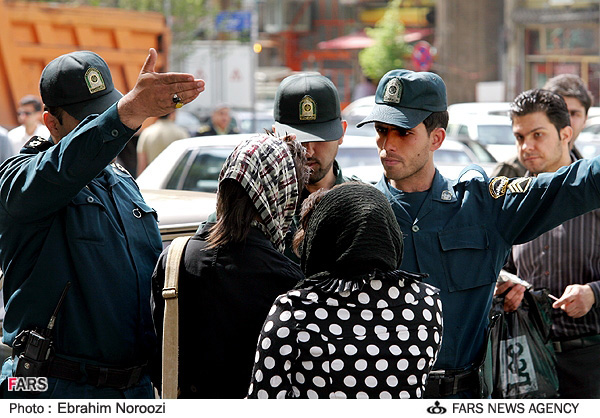 ماموران پلیس پایتخت در ادامه اجرای طرح امنیت محله محور از بعدازظهر چهارشنبه طرح تشدید برخورد با بدحجابی و مانكن های خیابانی را در تهران آغاز كردند.