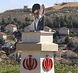 مردم لبنان تمثال حضرت آيت الله خامنه اي و آرم جمهوري اسلامي را در چند متري شهرك‌هاي صهيونيستي نصب كردند