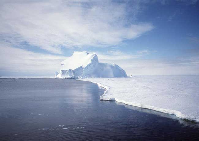 دانشمندان می گویند آب شدن یخ های اقیانوس منجمد شمالی در اثر افزایش دمای کره زمین، دلیل اصلی زمستان های پر برف و بسیار سرد سال های اخیر در بخش هایی از نیمکره شمالی است.
