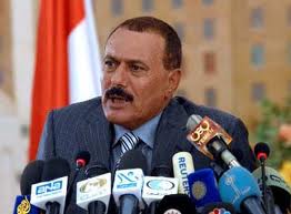 رئيس‌جمهور يمن در پي افزايش اعتراضات مردمي آمادگي خود را براي كناره‌گيري از قدرت اعلام كرده و در عين حال گفت كه قدرت را به معارضان واگذار نمي‌كند.
