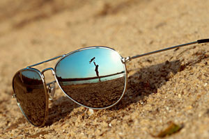 عینکهای آفتابی نه تنها صورت ما را خیلی شیک تر می کنند بلکه از چشم های ما دربرابر اشعه های مضر خورشید هم محافظت می کنند.