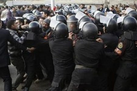 یک منبع وزارت کشور تونس اعلام کرد، تظاهر کنندگان تونسی بعد از ظهر روز جمعه به ساختمان این وزارتخانه حمله کردند و با پرتاب سنگ به چند خودرو نزدیک این وزارتخانه آسیب وارد کردند.

