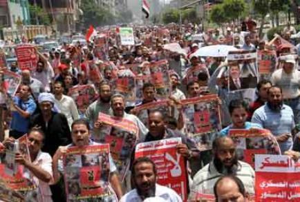 با گذشت یازده روز از برکناری محمد مرسی رئیس جمهور مصر، بحران سیاسی ادامه دارد. آخرین گزارش ها حاکیست طرفداران محمد مرسی به سوی مقر وزارت دفاع این کشور حرکت کرده اند.