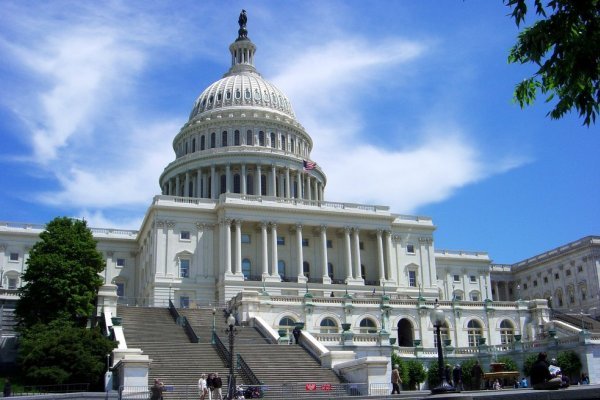 مجلس سنای آمریکا قصد دارد زمان تحریم های ضدایرانی را که در سال آینده به پایان می رسد، تمدید کند.

