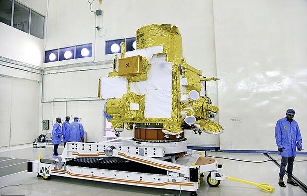 هند هفته آینده ماموریتی به ماه انجام می دهد که طی آن یک لندر، مدارگرد و یک ماه نورد در قطب جنوب سیاره فرود می آیند.