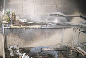 اتصالی محافظ برق یخچال آشپزخانه رستورانی در بازار تهران شب گذشته چهارایستگاه آتش نشانی را به محل حادثه كشاند. 
