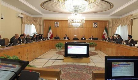 هیات وزیران عصر یکشنبه در جلسه ای به ریاست آقای روحانی رییس جمهوری، مهلت استفاده از سهمیه های بنزین موجود در کارت های هوشمند سوخت را تا پایان آبان امسال تمدید کرد.