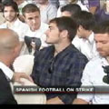 پویول، کاسیاس و ژابی آلونسو از بازیکنان فوتبال اسپانیا خواستند همچنان به اعتصاب خود ادامه دهند. 
 
