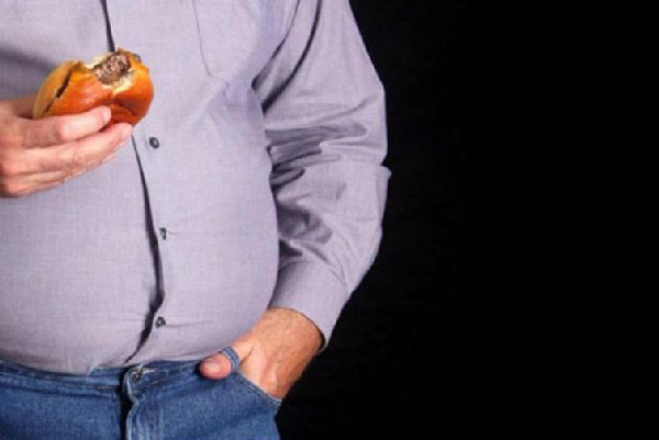 پژوهشگران دریافتند ارائه تصویر منفی از افراد چاق در اجتماع و رسانه های عمومی سبب ایجاد واکنش روانی غیرارادی در آنها شده که این موضوع سبب میل بیشتراین افراد به خوردن و اضافه وزن بیشتر می شود.