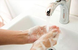 نتایج مطالعات جدید نشان می دهد که شستن دستها پس از شکست می تواند موجب خوشبینی شود.