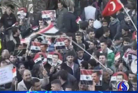 شبکه تلویزیونی العالم گزارش داد: مردم ترکیه مخالفت سیاست های خصمانه دولت این کشور علیه سوریه هستند.