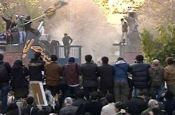 تعدادی دانشجوی خشمگین از سیاست‌های خصمانه انگلیس، وارد سفارت این کشور در تهران شدند.
