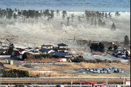 زلزله و سونامی در ژاپن تاکنون نزدیک به 400 نفر را به کام مرگ فرستاده است و از سرنوشت صدها نفر دیگر اطلاعی در دست نیست.