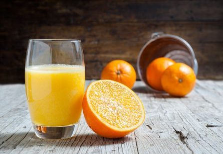 نتیجه یک مطالعه نشان می دهد که میانسالان و سالخوردگان با مصرف روزانه پرتقال و سایر مرکبات، از مغز خود محافظت می کنند به طوری که خطر ابتلا به زوال عقل و یا آلزایمر در انها به میزان 25 درصد کاهش می یابد.