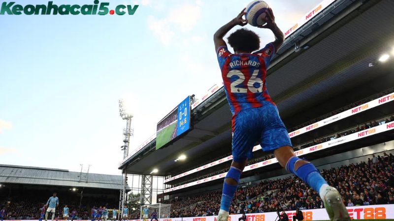 Cách soi kèo chấp ném biên theo tư duy “ngược đám đông”